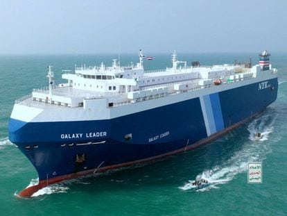 El buque Galaxy Leader navega escoltado por embarcaciones hutíes tras ser secuestrado en el Mar Rojo a finales de noviembre.