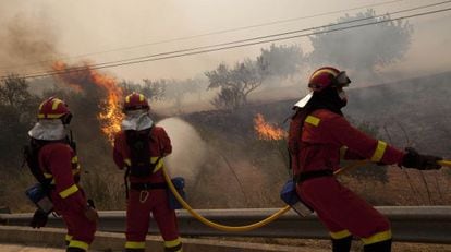 Miembros de la Unidad Militar de Emergencia (UME) trabajan para sofocar el incendio en Cortes de Pall&aacute;s. 