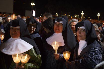 Unas monjas con velas participan en la tradicional procesión en Fátima durante la visita oficial del Papa, el 12 de mayo.
