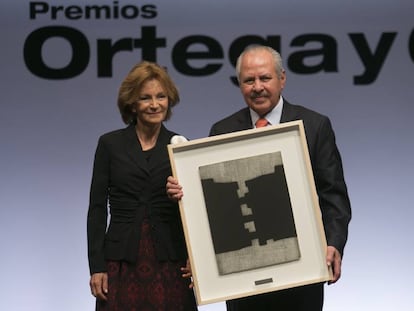 Darío Arizmendi recoge el premio Ortega y Gasset por su trayectoria de la mano de Elena Salgado, exvicepresidenta del Gobierno. 