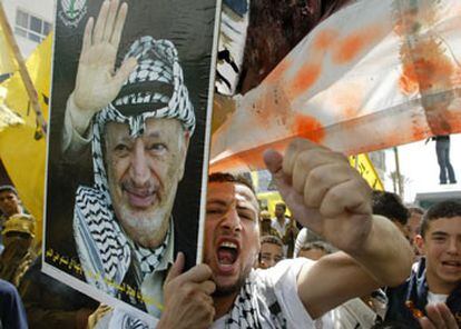 Manifestación a favor de Arafat, ayer en un campo de refugiados al sur de la franja de Gaza.