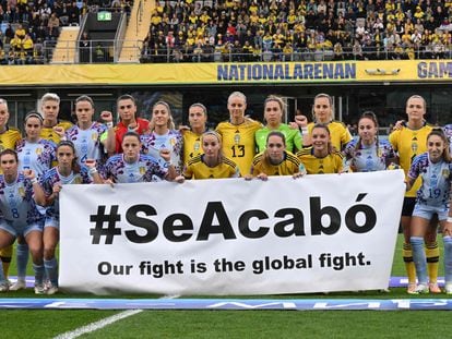 Las jugadoras españolas y suecas sostenían una pancarta con el lema "#SeAcabó. Nuestra lucha es la lucha global" antes del partido.