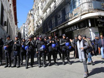Miembros de la policía se mantienen apostados este lunes en una de las calles del centro de Argel.