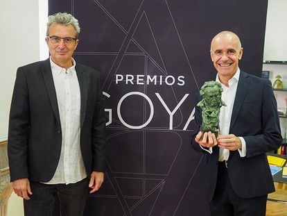 El presidente de la Academia del Cine, Mariano Barroso, y el alcalde de Sevilla, Antonio Muñoz Martínez, que sujeta un premio Goya.