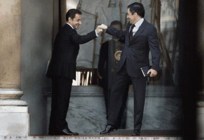 El presidente francés, Nicolas Sarkozy, saluda a su primer ministro, François Fillon.