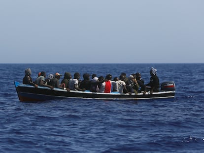 Un grupo de migrantes a la deriva en una patera frente a las costas de Libia, el 1 de agosto.