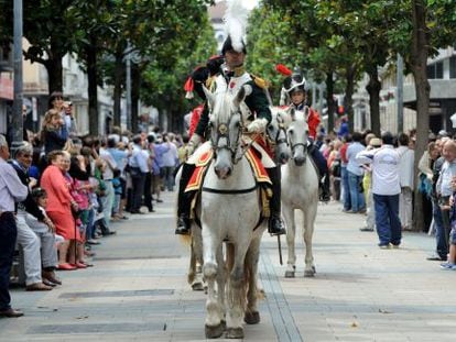 El desfile de tropas que recrea la batalla de Vitoria recorre este sábado las calles de la capital alavesa. 
