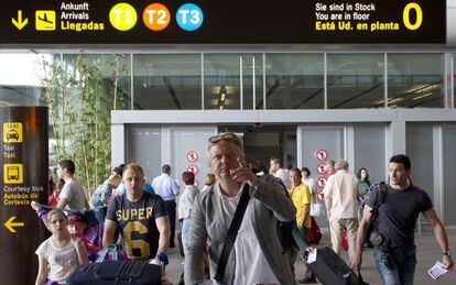 Turistas llegan al aeropuerto de M&aacute;laga - Costa del Sol. 