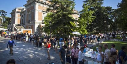 Decenas de visitantes hacen cola ante el Museo del Prado.