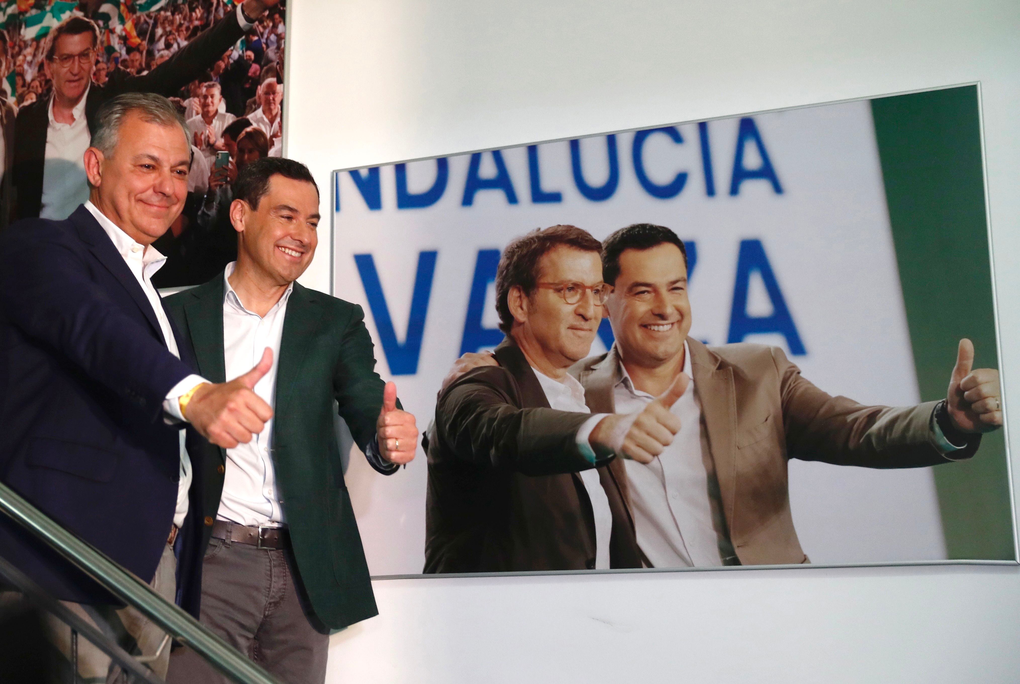 El candidato del PP a la alcaldía de Sevilla, José Luis Sanz (a la izquierda), junto al presidente de la Junta de Andalucía, Juanma Moreno Bonilla, tras conocer los resultados. A la derecha, una imagen de Alberto Núñez Feijóo con Juan Manuel Moreno.