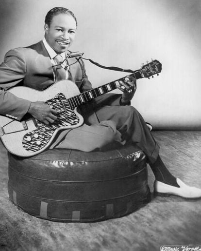 Jimmy Reed (Misisipí, 1925-California, 1976)  músico de blues cuyo sonido arrastrado y 'boogie' atrapóa una generación.