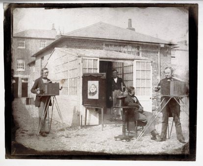El Talbotipo o Calotipo (de la palabra ‘kalos’ o belleza) era un sistema fotográfico negativo - positivo. Aunque el negativo era en papel, el resultado visual no impresionó tanto como el daguerrotipo y no fue hasta 1860 que empezó a popularizarse. En la imagen, Fox Talbot realizando un talbotipo en 1845, en Reading (Inglaterra).
