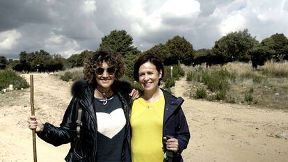 La periodista Ana García Lozano, a la izquierda, y la secretaria general de la Asociación de Personas con Enfermedades Crónicas Inflamatorias Inmunomediadas (UNiMiD), Carina Escobar, en una etapa del Camino de Santiago.