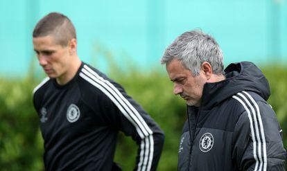Jose Mourinho, entrenador del Chelsea, habla con Fernando Torres durante el entrenamiento.