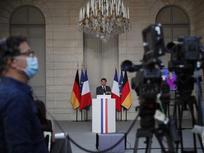 Emmanuel Macron, el lunes durante una conferencia de prensa a distancia con la canciller Angela Merkel.