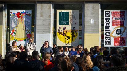 Presentación del mural ‘Todos somos iguales’, realizado por 400 estudiantes de colegios de Vallecas y ubicado en la estación de Renfe de Entrevías, en diciembre de 2023.