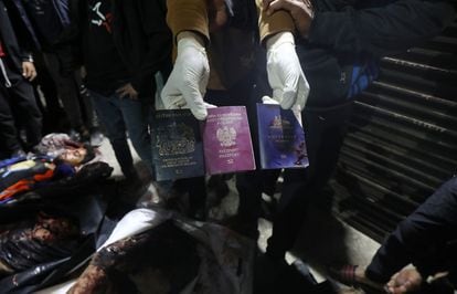 Passaportes de colaboradores de ONGs da Cozinha Central Mundial que foram mortos no ataque israelense.