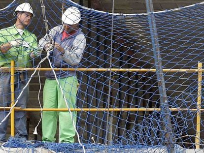 Dos trabajadores de la construcción