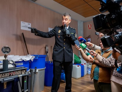 Uno de los responsables de la Policía Nacional explica el proceso de transformación de la pasta base a la cocaína de gran pureza tras el desmantelamiento del mayor laboratorio de Europa.