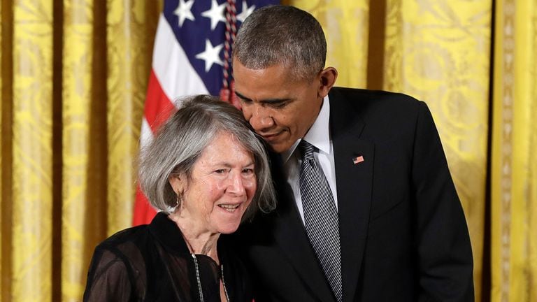 Glück, junto al presidente Obama en 2016, cuando recibió la medalla nacional de Humanidades.