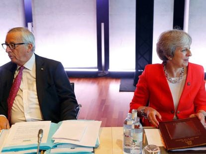Theresa May junto al presidente de la Comisión Europea, Jean Claude Juncker, este miércoles en la cumbre informal de Salzburgo de la UE