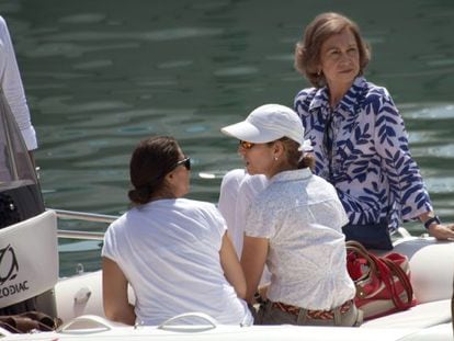 Do&ntilde;a Sof&iacute;a, acompa&ntilde;ada de su hija Elena (con gorra), sigue en lancha las pr&aacute;cticas de sus nietos en el curso de vela en Mallorca.