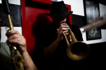 Un músico improvisa durante un concierto de jazz.
