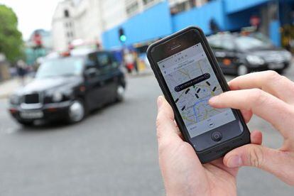 Un cliente busca coches disponibles en la aplicaci&oacute;n Uber