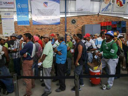 Migrantes venezolanos hacen cola en un refugio de Cucuta, en Colombia, el pasado 7 de febrero.