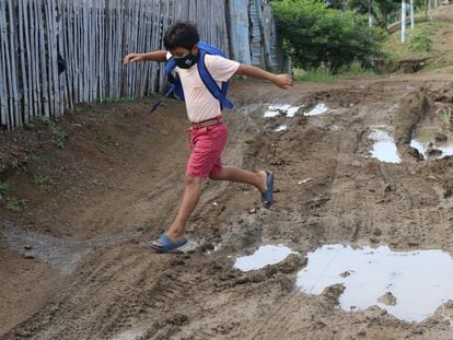 Un niño en edad escolar en Guayaquil.