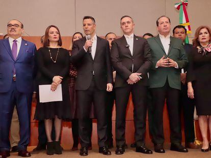 Jorge Carlos Ramírez Marín, Nuvia Mayorga, Alejandro Murat, Adrián Ruvalcaba y Eruviel Ávila, entre otros, durante una conferencia de prensa el 19 de diciembre.