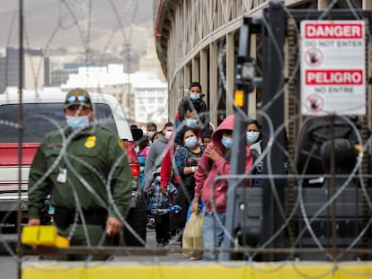 Migrantes en busca de asilo de Centroamérica, que fueron transportados en avión desde Brownsville a El Paso, Texas.