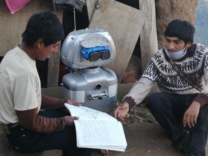 Un estudiante y el profesor Walter Velásquez junto a la robot Kipi, en una comunidad de Colcabamba, Huancavelica, en Perú. En vídeo, imágenes de la robot Kipi junto a su creador.