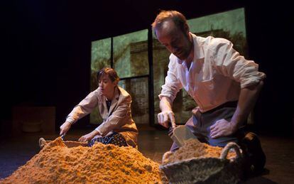 Ion Iraizoz y Leyre Abadía, durante la representación de 'La esfera que nos contiene'.