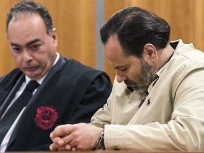 Miguel Martínez, junto a su abogado, durante el juicio.