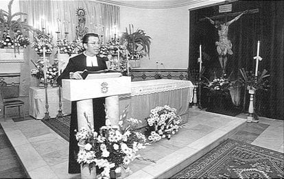 Juan Antonio Álvarez Gordillo, durante un pregón religioso en el centro Mirandilla de La Salle, en Cádiz, en los años noventa.