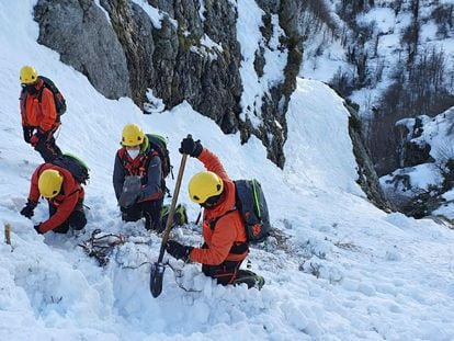 Parte del equipo de rescatadores que, durante cuatro semanas, buscó el cuerpo sin vida de Virgilio, uno de los dos operarios de la fresadora que se tragó la nieve el pasado 1 de enero.