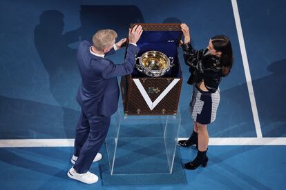 The trunk that carries the cup, made by Louis Vuitton artisans in Asnières, is lined with Monogram canvas, lined in blue and finished with the tournament logo.