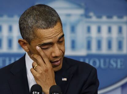 Obama se seca una lágrima durante su discurso tras la matanza del colegio Sandy Hook de Newtown, Connecticut.