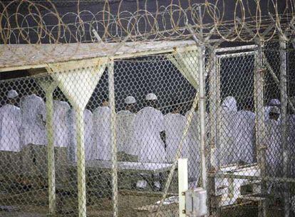 Presos musulmanes rezan en el campo 4 de Guantánamo, en una foto tomada el 18 de noviembre.