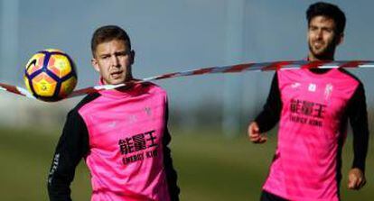 Kravets y Bueno durante el entrenamiento del Granada este viernes.
