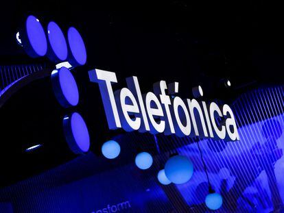 Logo de Telefónica en el Mobile World Congress (MWC) 2022, en Barcelona.