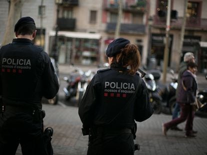Un pareja de agentes de los Mossos d'Esquadra en Barcelona, en una imagen de archivo.