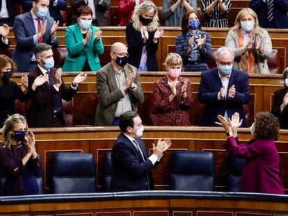La bancada del Gobierno aplaude a la ministra de Hacienda, María Jesús Montero, en el Congreso.