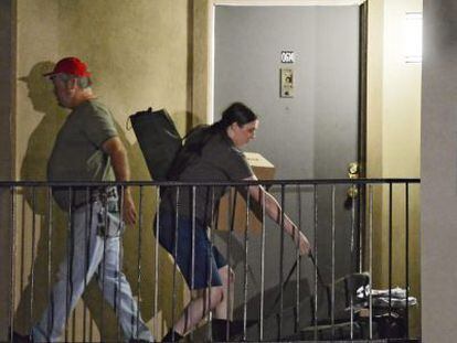 Funcionarios de la Cruz Roja entregan utensilios hospitalarios en el apartamento donde se encuentra Thomas Eric Duncan, un paciente de &eacute;bola.