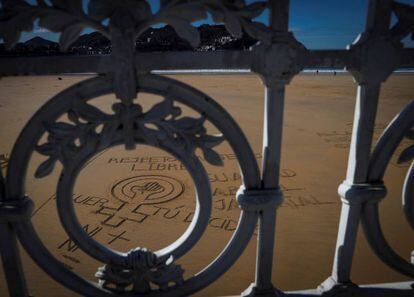 Dibujo en la arena de la playa de La Concha de San Sebastián en apoyo al movimiento feminista.