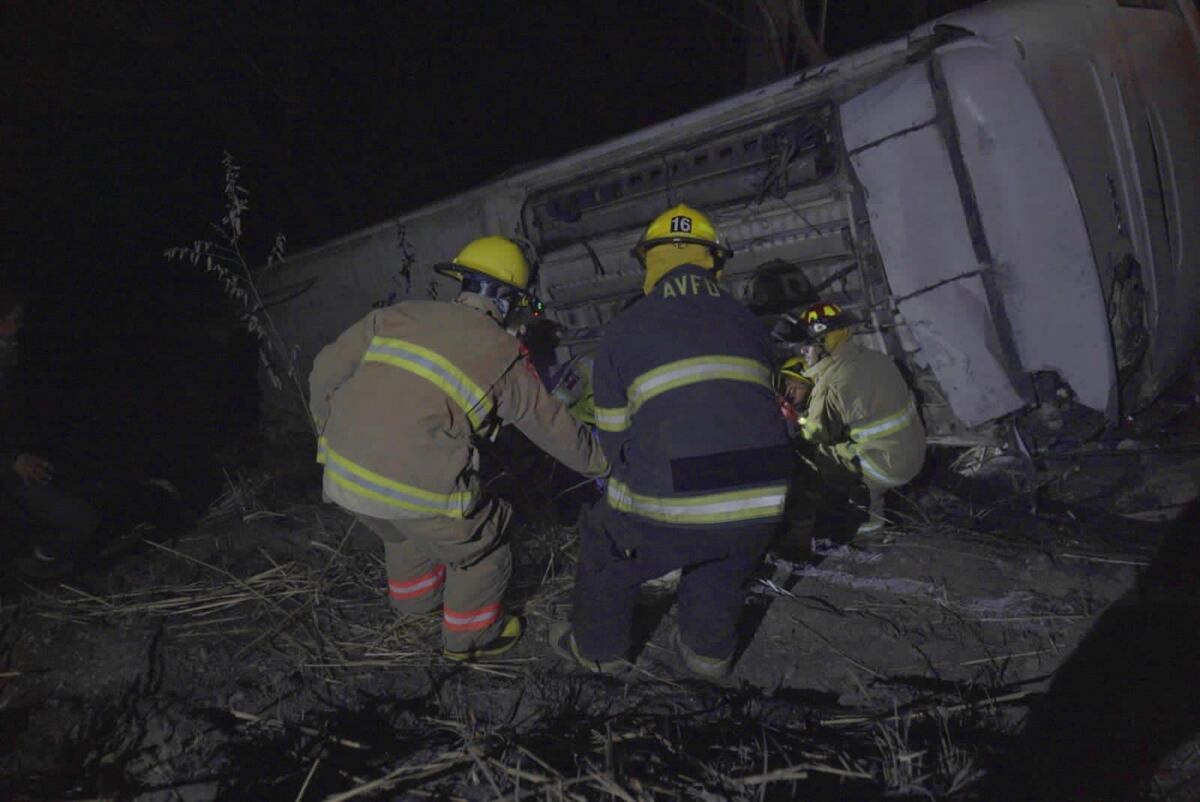 Al menos 18 muertos y 30 heridos al derrumbarse bus turístico en Nayarit
