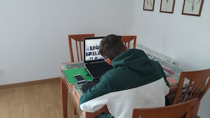 Javier Vaquero hace los deberes en casa tras haber ido a clase.