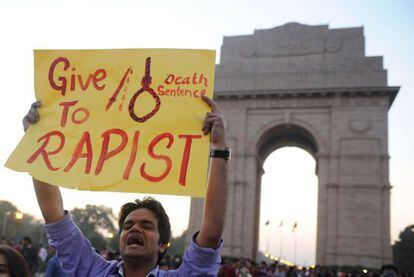 Estudiantes indios pidiendo la pena de muerte para los violadores de la joven de 23 a&ntilde;os
 