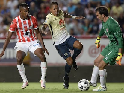 Marcelo Barovero de Necaxa (d) controla el bal&oacute;n ante la presi&oacute;n de Arroyo (c) 